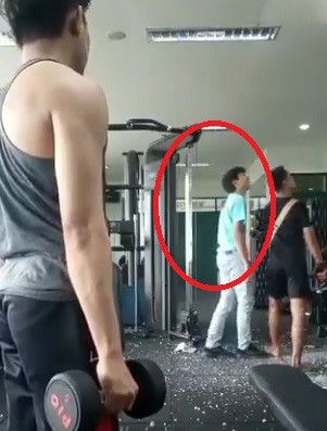 bingung abis jatuh dari plafon