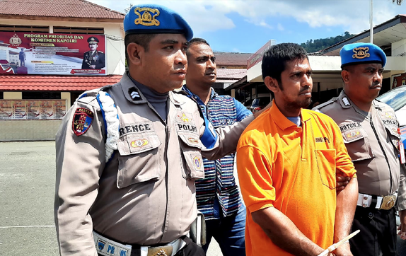 Pelaku saat digiring ke kantor polisi