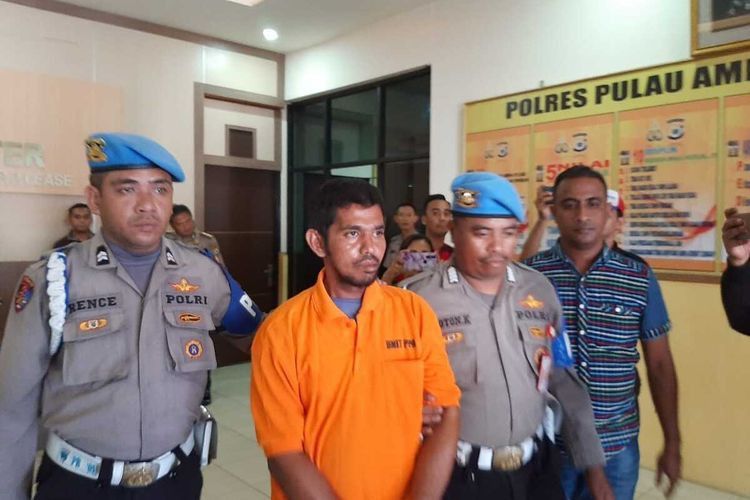 Pelaku saat digiring ke kantor polisi