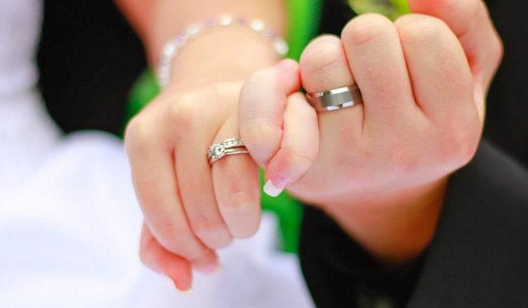 Momen Kocak di Pesta Pernikahan, Gadis Kecil Ancam Mempelai Pria dengan Isyarat Penggal Kepala