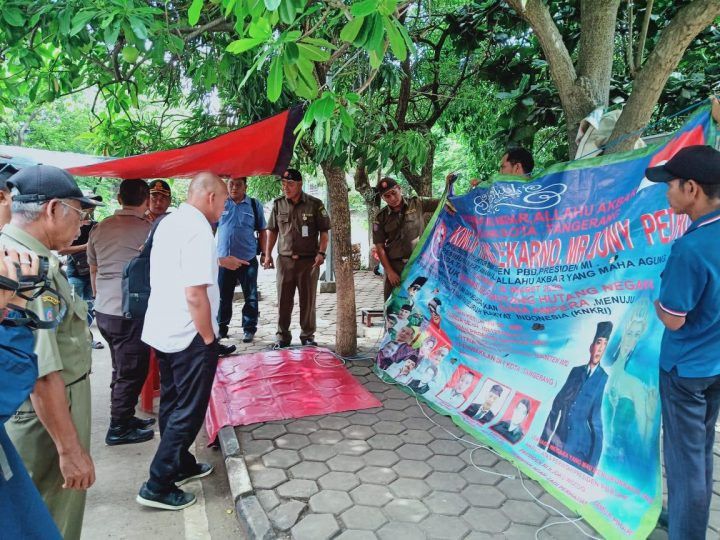 Sepanduk King of The King yang meresahkan masyarakat
