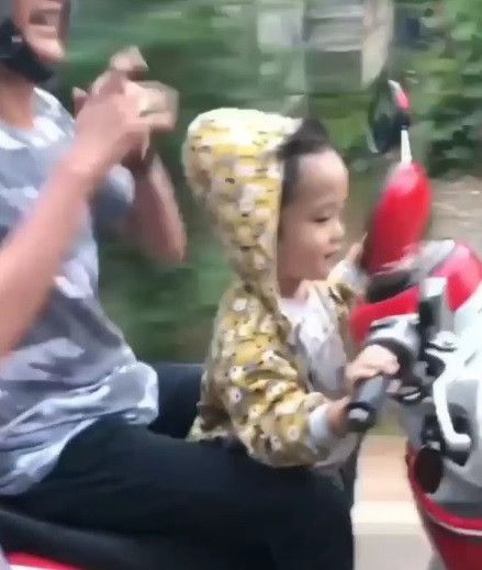 malah bahagia melihat bocil kendalikan stir motor