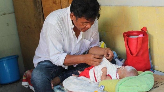 Sopir angkota bawa bayinya saat narik