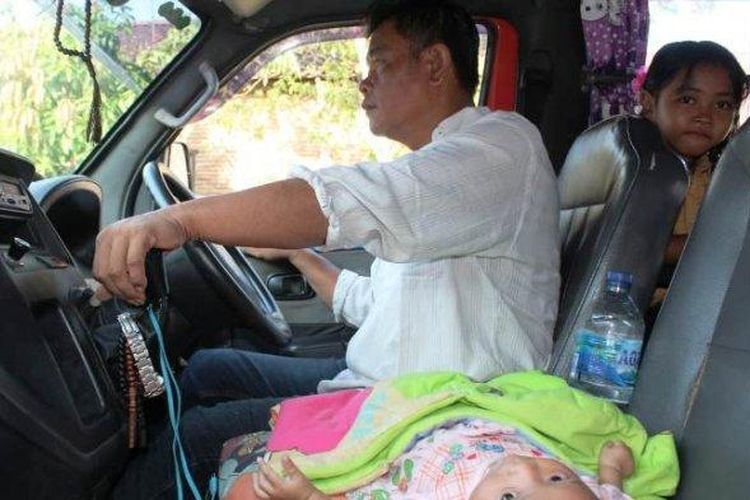 Sopir angkota bawa bayinya saat narik