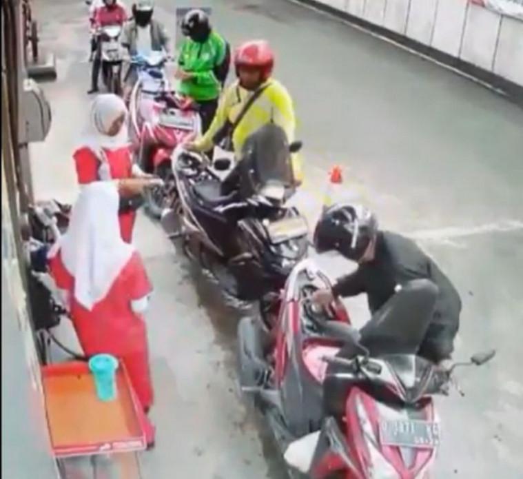 Lupa Tutup jok Bikin Ngakak