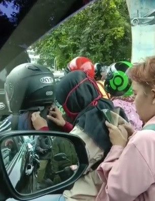 cari kutu saat di lampu merah