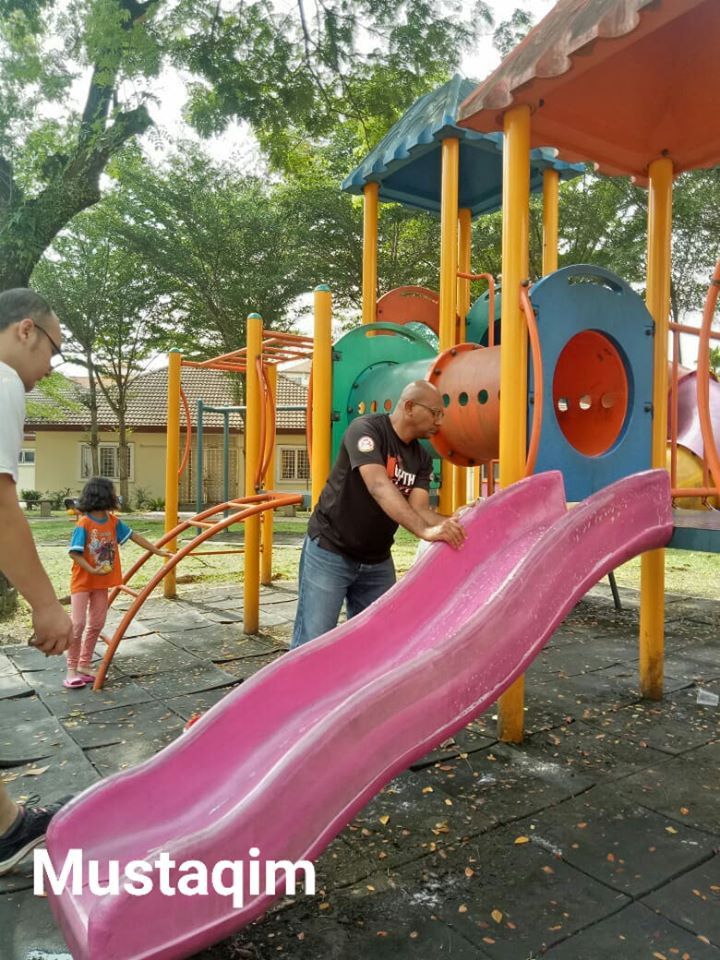 Pria bersihkan taman bermain agar anak-anak tidak terkena corona