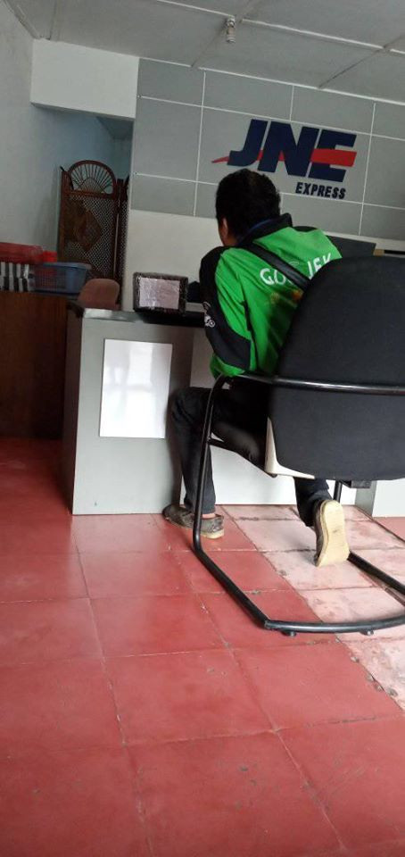Driver ojol antar bakpia untuk customer via kurir