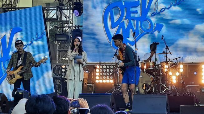 Devano Danendra dan Iis Dahlia