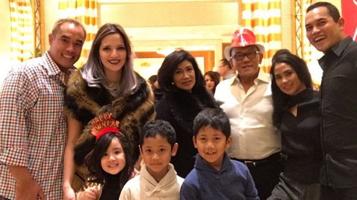 Nia Ramadhani beserta suami dan ayah mertua