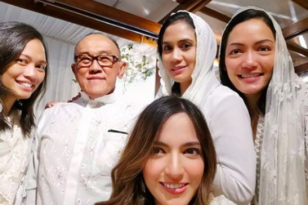 Nia Ramadhani beserta suami dan ayah mertua