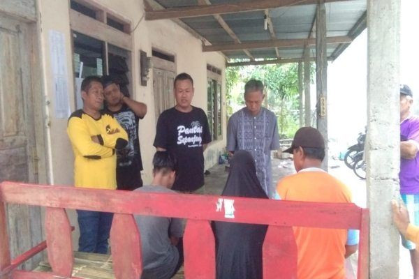 Pria onani di atas motor