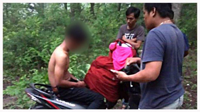 Pria onani di atas motor