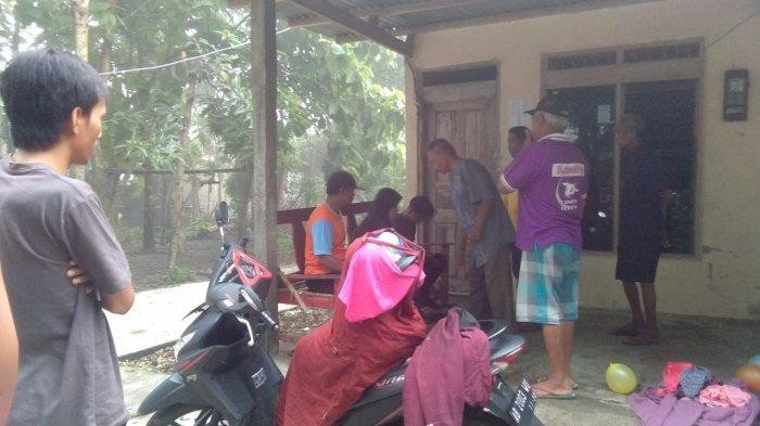 Pria onani di atas motor