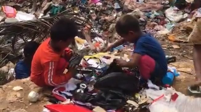 Miris! Bocah-Bocah Ini Cari Mainan di Tempat Pembuangan Sampah, Alasannya Bikin Pilu