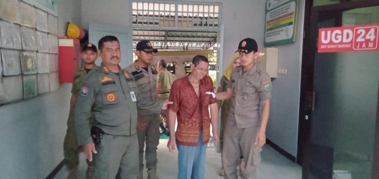 Pria mematung selama 7 jam di pinggir jalan