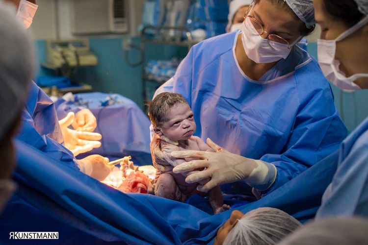 Bayi Isabella dengan raut muka serius