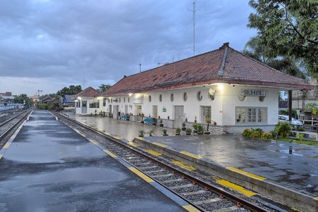 Penampakan Sosok Botak Bertaring yang Bikin Stasiun Solo Kota Semakin Angker!