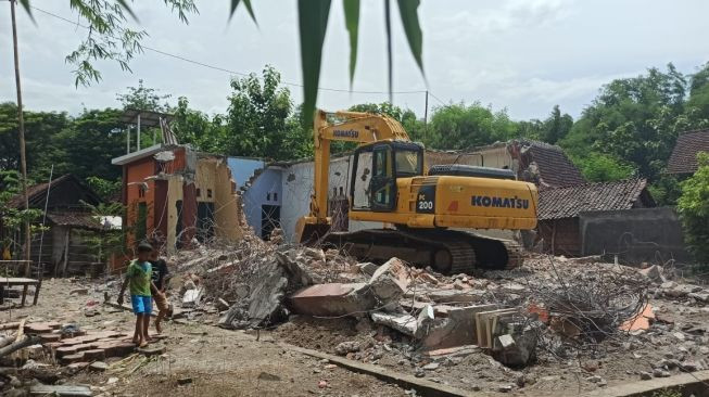 Rumah dirobohkan usai istri ketahuan selingkuh