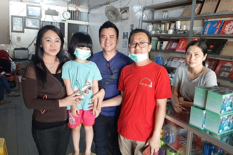 Ayah dan anak penyintas kanker susah mencari masker