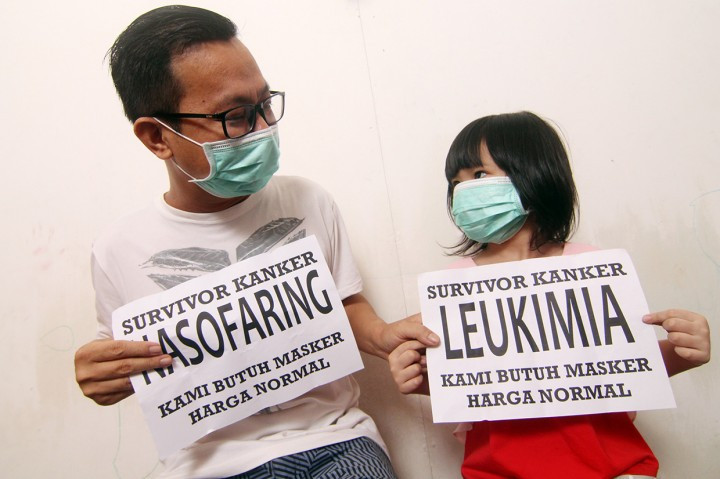 Ayah dan anak penyintas kanker susah mencari masker