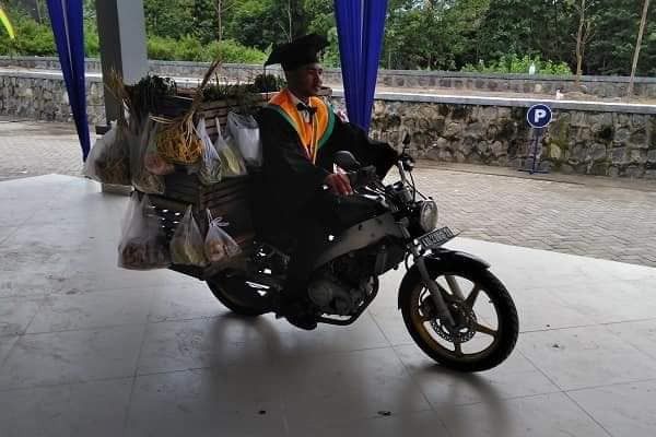 Penjual sayur ini berhasil lulus S1 dengan nilai memuaskan