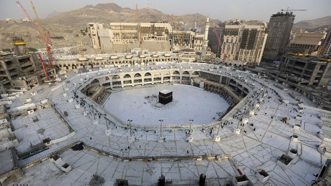Viral Video Sejumlah Burung Putih Terbang Mengelilingi Ka'bah seolah Tawaf