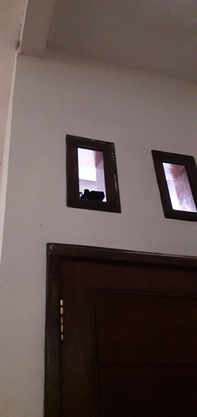 paket diletakkan di ventilasi udara