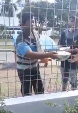 pedagang berikan makanan untuk pelanggannya