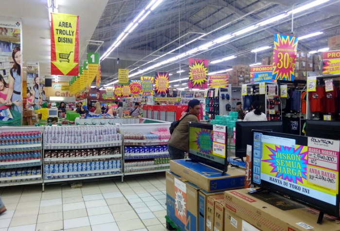 Papan harga di supermarket ditulis manual