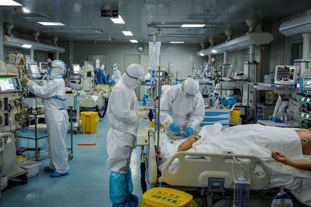 Potret petugas medis merawat pasien terinfeksi corona