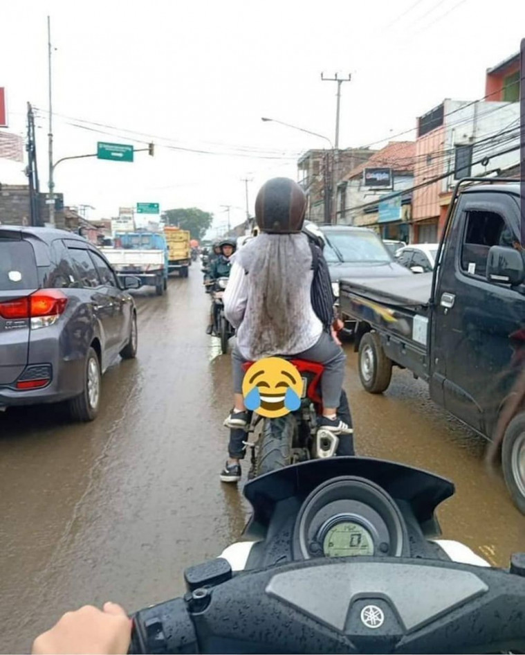 Potret Nasib Pengendara Sepeda Motor Saat Musim Hujan Ini Bikin Kamu Tersenyum Kecut!