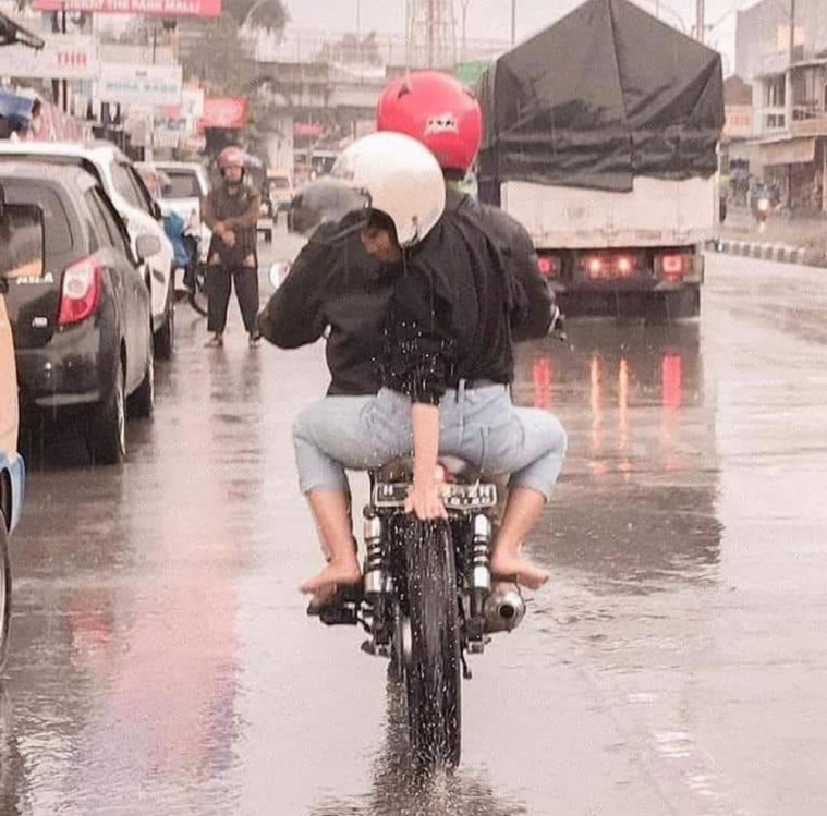 Potret Nasib Pengendara Sepeda Motor Saat Musim Hujan Ini Bikin Kamu Tersenyum Kecut!