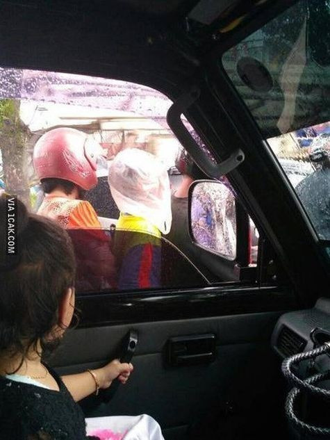 Potret Nasib Pengendara Sepeda Motor Saat Musim Hujan Ini Bikin Kamu Tersenyum Kecut!