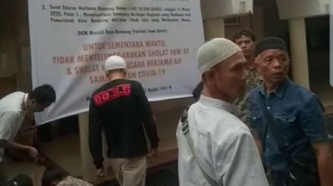 Massa geruduk Masjid Raya Bandung