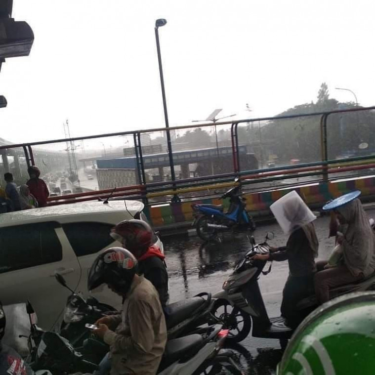 Potret Nasib Pengendara Sepeda Motor Saat Musim Hujan Ini Bikin Kamu Tersenyum Kecut!