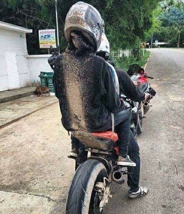 Potret Nasib Pengendara Sepeda Motor Saat Musim Hujan Ini Bikin Kamu Tersenyum Kecut!
