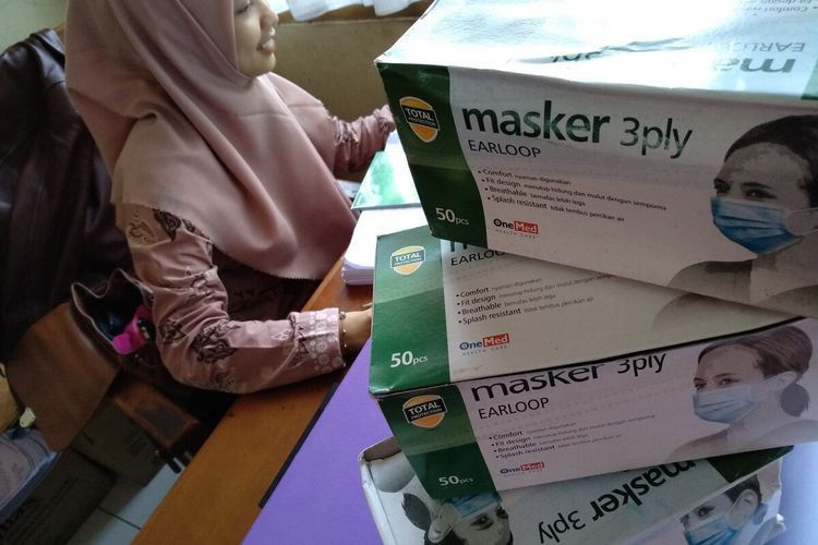 Victor, pria yang gunakan BH sebagai masker.