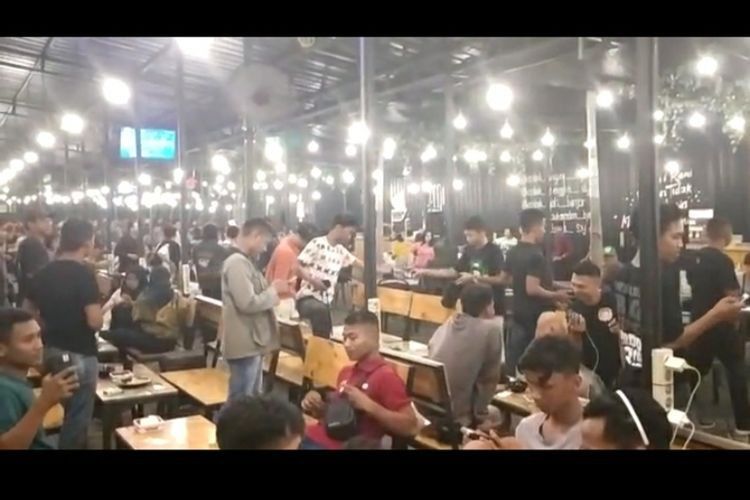 Pengunjung gafe di Surabaya dibubarkan polisi