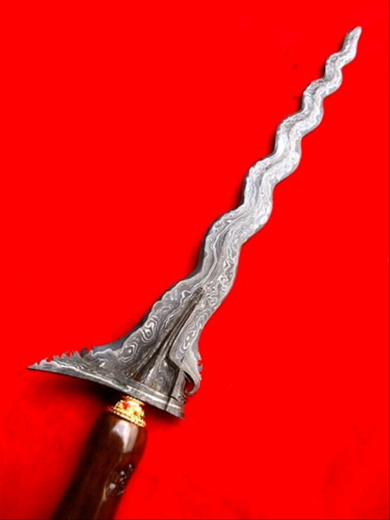 Lekat dengan Nuansa Mistis, Inilah Rahasia Keris yang Bisa Berdiri Sendiri