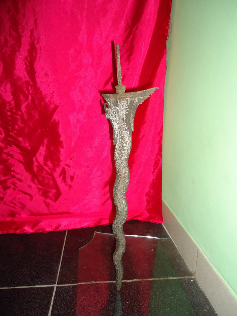 Lekat dengan Nuansa Mistis, Inilah Rahasia Keris yang Bisa Berdiri Sendiri