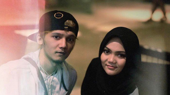 artis kembar beda profesi