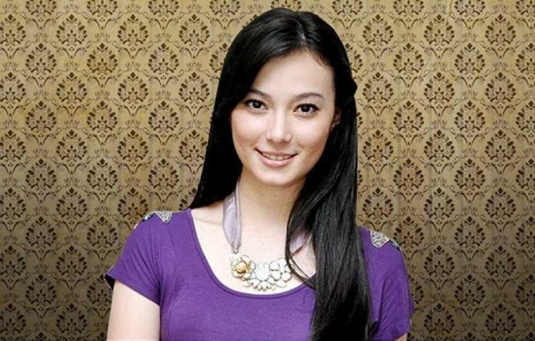Artis Beda Agama Eva Celia dan Sophia Latjuba