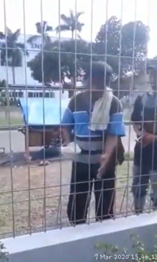 Penjual bubur punya kecepatan tangan mengalahkan gravitasi