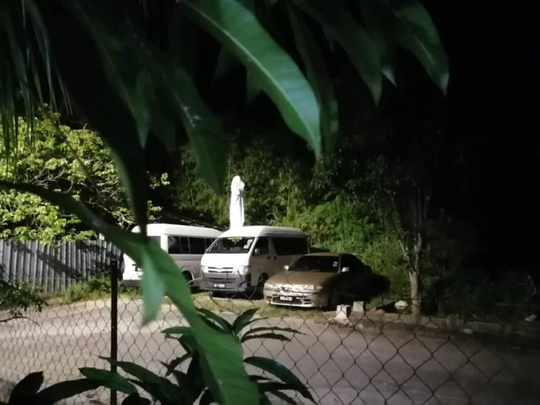 Urabil yang sedang berpura-pura jadi hantu