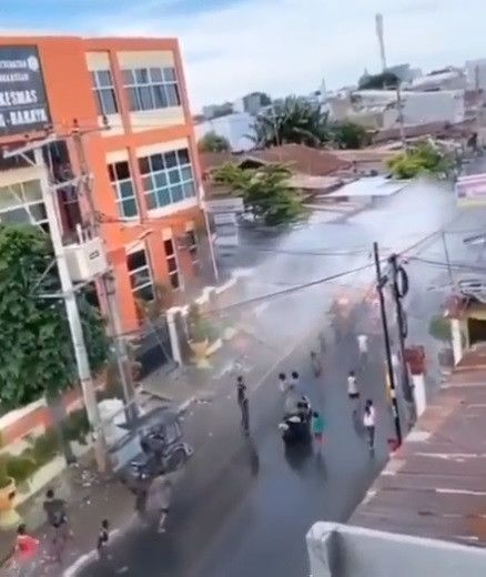 bocah main ujan-ujanan pake cairan disinfektan