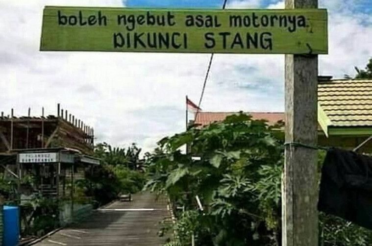 papan peringatan unik