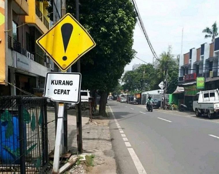 papan peringatan unik