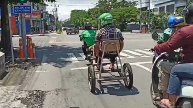 Ojol di Surabaya Ini Modifikasi Motornya Jadi Anti Corona