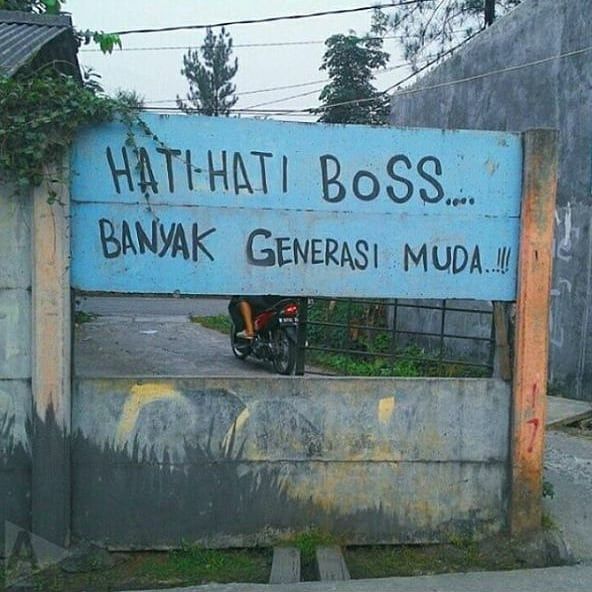papan peringatan unik